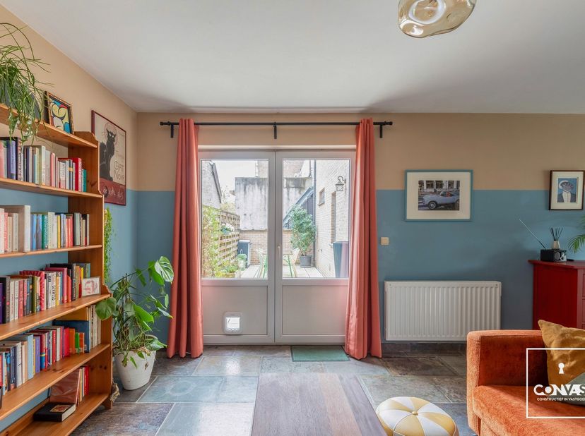 Dit gezellige 2-slaapkamerappartement bevindt zich op de eerste verdieping van een kleinschalige residentie en is zeer gunstig gelegen nabij het natuu