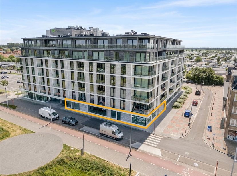 Uitzonderlijk handelspand met terrassen op toplocatie<br />
Op een absolute topligging in het centrum van Bredene bevindt zich dit indrukwekkende han