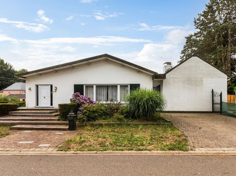 Situation<br />
Situé dans le quartier résidentiel de Grasbos à Molenstede (Diest), ce bungalow bénéficie d'un cadre de vie calme et verdoyant, tout e