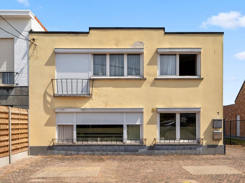 Kleinschalig appartementsgebouw met 2 appartementen.<br />
Dit kleinschalige gebouw met 2 wooneenheden en 2 garages is uitstekend gelegen in het centr