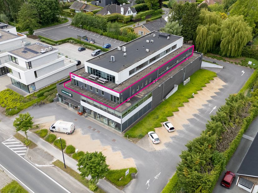 Op de eerste verdieping bevindt zich deze ruime en instapklare kantoorruimte van 670 m², gelegen op een uiterst commerciële locatie langs de Kortrijks