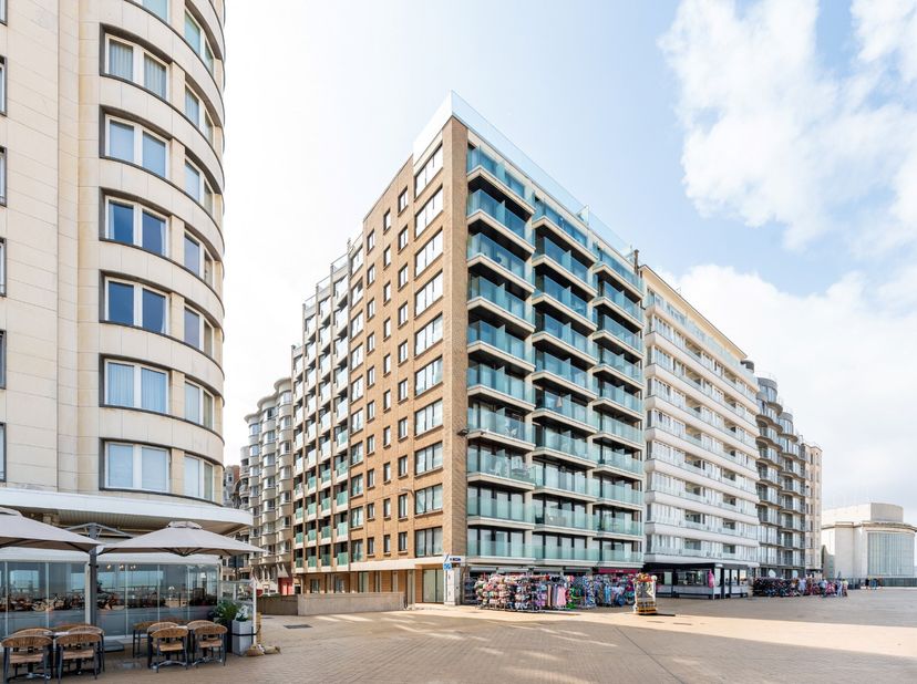 Pal in het centrum van Oostende, op de vijfde verdieping van Residentie Château Belvedere, bevindt zich deze studio met zijdelings zicht op zee. Hier