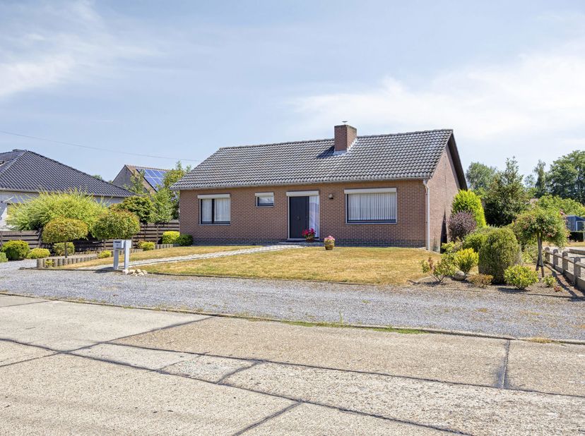 Deze charmante vrijstaande woning is gelegen op een perceel van maar liefst 10a 20ca, in een bijzonder rustige en groene omgeving, vlak bij het natuur
