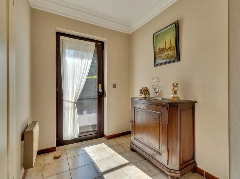 Dit mooi onderhouden appartement ligt in de Hovenierstraat, op wandelafstand van het centrum van Sint-Truiden. Het ligt volledig op het gelijkvloers e