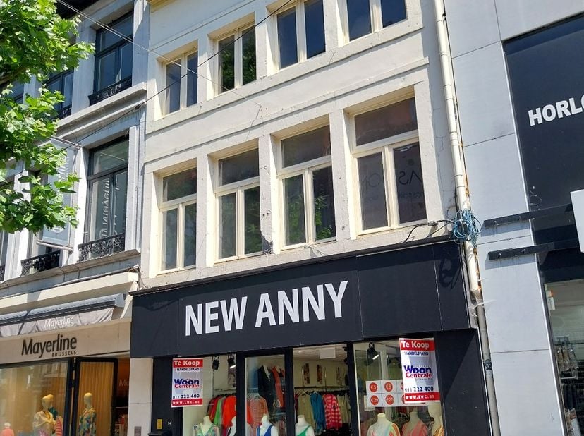 Handelshuis gelegen op de commerciële hoofdas van Hasselt.<br />
Het grootste deel van het winkelpubliek passeert op deze locatie. <br />
Het geheel w