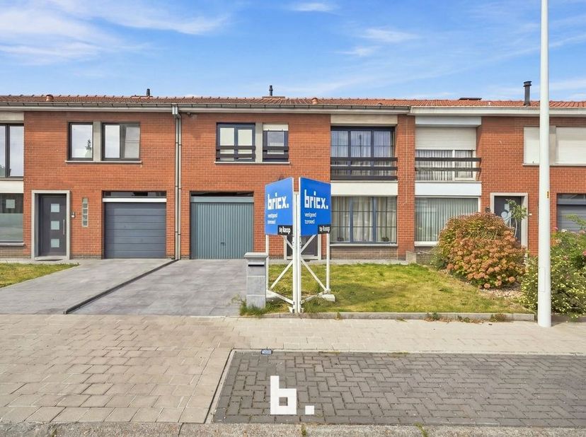Op zoek naar een afgewerkte, ruime gezinswoning op een rustige ligging dichtbij het centrum? Deze verzorgde woning combineert een aangename woonomgevi