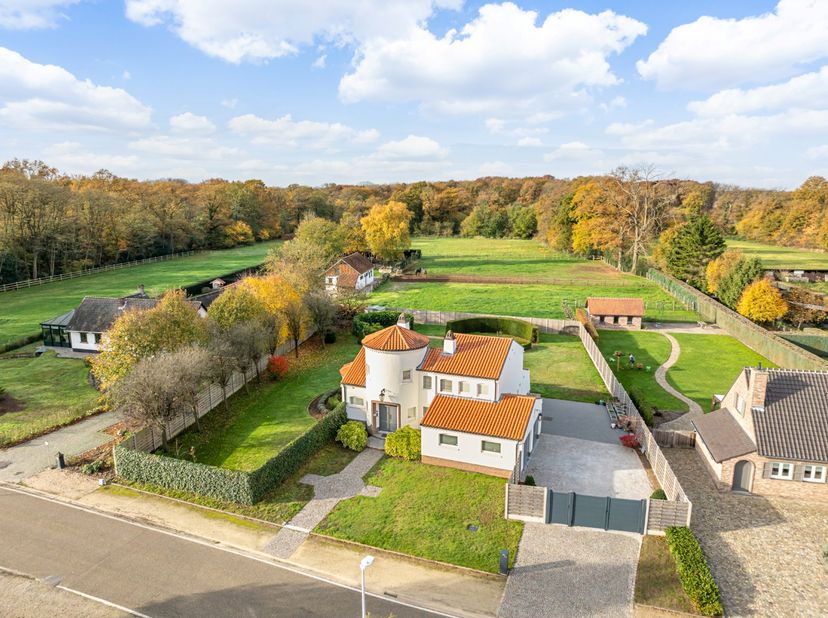Deze villa straalt een mediterrane sfeer uit, gecombineerd met hedendaagse klasse en frisheid.  Dankzij de kwalitatieve materialen zoals corian, parke