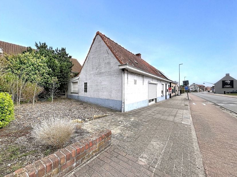 Cette maison sur un terrain de 137 m² offre une base solide pour ceux qui aiment un projet. Bien que l'intérieur soit actuellement basique et que la m