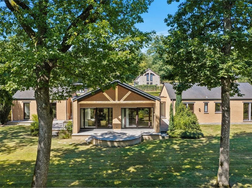 Indrukwekkende gelijkvloerse woning, gebouwd in 2004 op een perceel van 4 560 m². Idyllische, rustige ligging met een groot, vlak en omheind terrein.