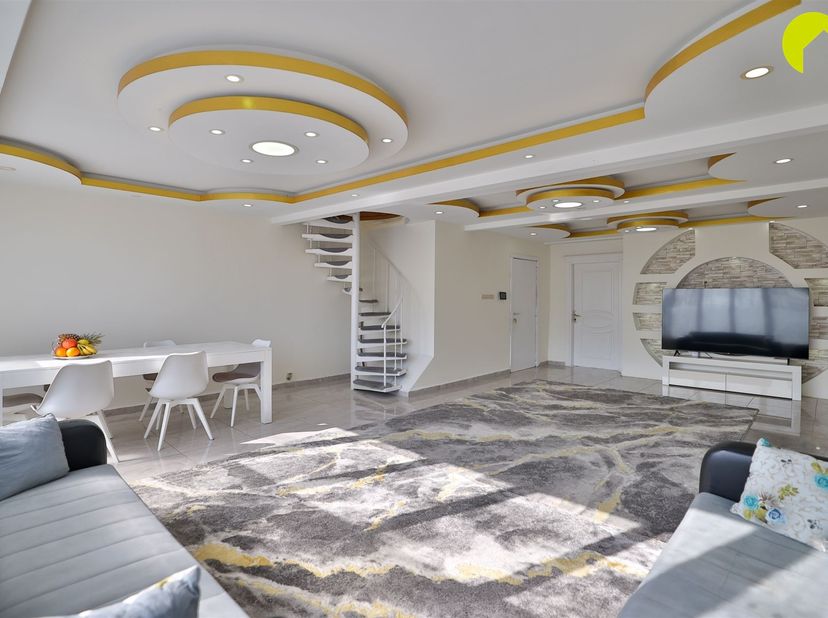 Dit duplexappartement met 4 slaapkamers is gelegen in het centrum van Antwerpen, in de buurt van Schijnpoort, op wandelafstand van Park Spoor Noord en