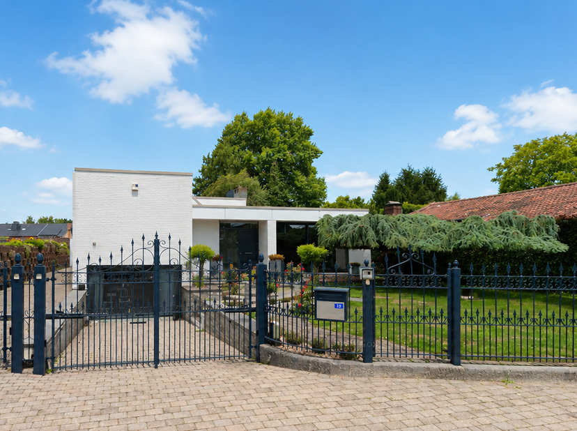 Lanaken, Villa - Royale bungalow - kangoeroewoning met bureelruimte op een toplocatie.<br />
<br />
In een rustige doodlopende straat, vlakbij het cen