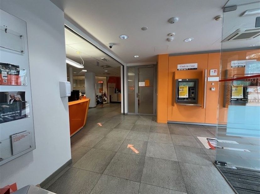 Veelzijdig Handelspand met kantoorruimtes, parking en garage op een topligging.<br />
<br />
Bent u op zoek naar een ruim en professioneel pand met