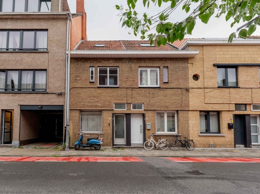 Op zoek naar een huis met buitenruimte èn gelegen nabij centrum Sint-Niklaas? Lees snel verder!<br />
Deze eigendom is gelegen te Sint-Niklaas en op w
