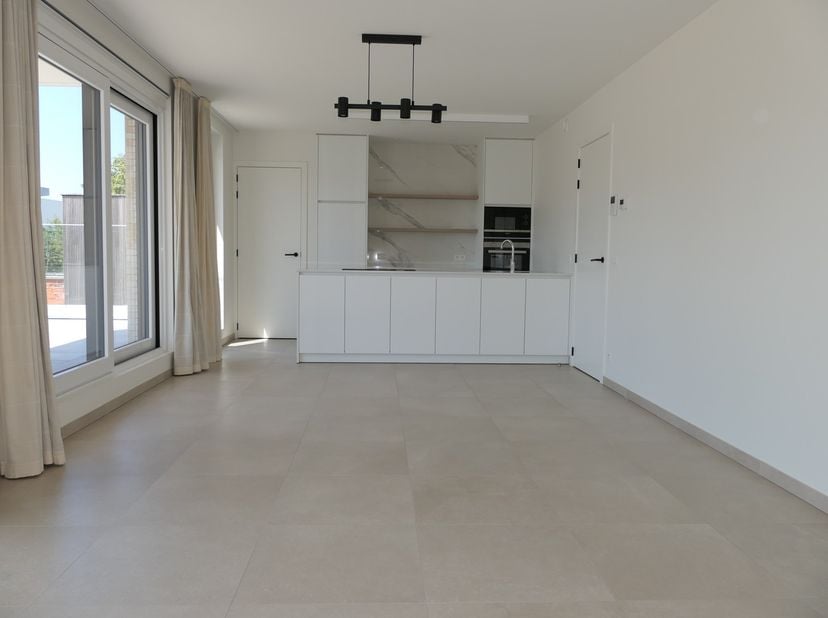 Ontdek dit verzorgde appartement op een centrale locatie in Geluwe, waar comfortabel wonen en een uitstekende bereikbaarheid samenkomen.<br />
​<br />