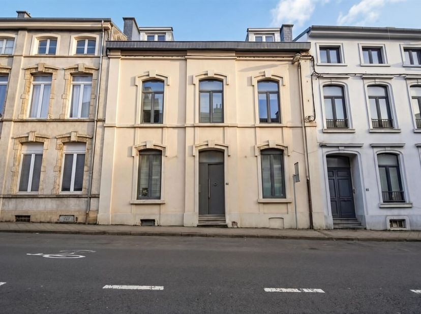 W Immobilière vous propose au centre d'Arlon, dans un superbe quartier très prisé, une maison de maitre de 363 m² fraichement rénovée. Ce bien de cara