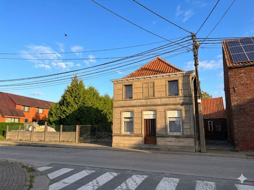 Te renoveren vrijstaand woonhuis op een perceel van 11 are en 49 centiare.<br />
Ideaal gelegen in het dorp Hollain, dicht bij alle voorzieningen en d