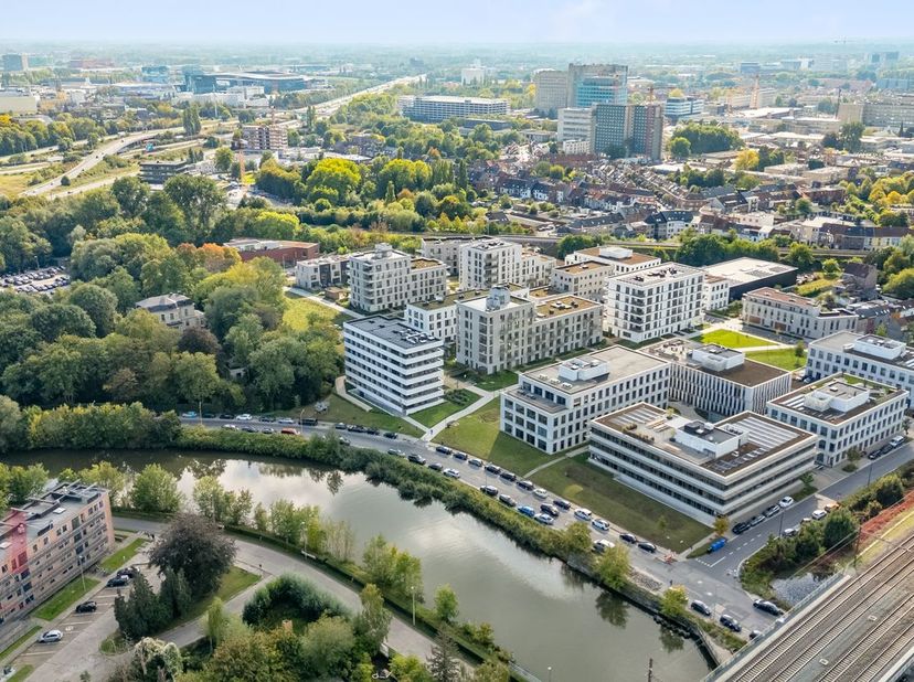Uitstekend gelegen kantoorgebouw met flexibele werkplekken aan de Schelde op een boogscheut verwijderd van het centrum van Gent met goede verbinding v