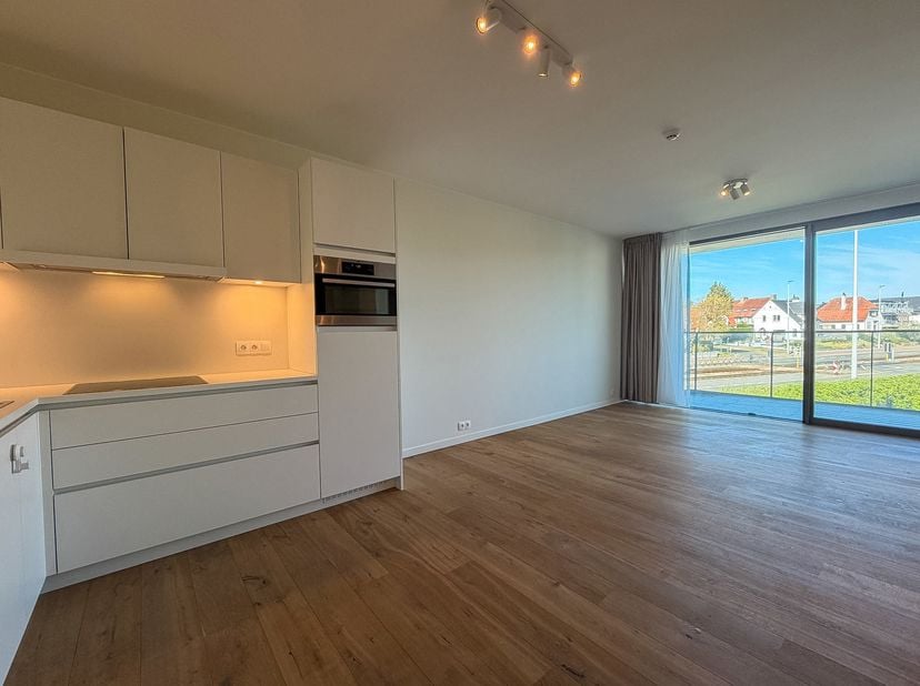 Voor meer informatie of een bezoek, contacteer Michiel Debruyne op 0490 45 16 99.<br />
Zoek je comfortabel en zorgeloos wonen aan de kust? Deze moder