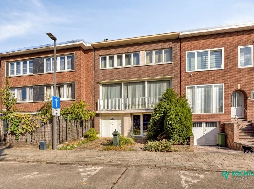 Huis te koop in Van Dornestraat 122,
                    2100 Deurne