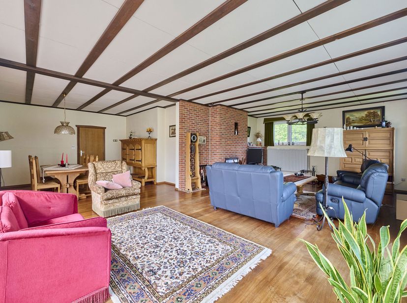 Goed onderhouden, gelijkvloerse woning (301 m²) met een lichtrijke woonkamer, 5 slaapkamers en een inpandige garage.<br />
De woning beschikt over zee