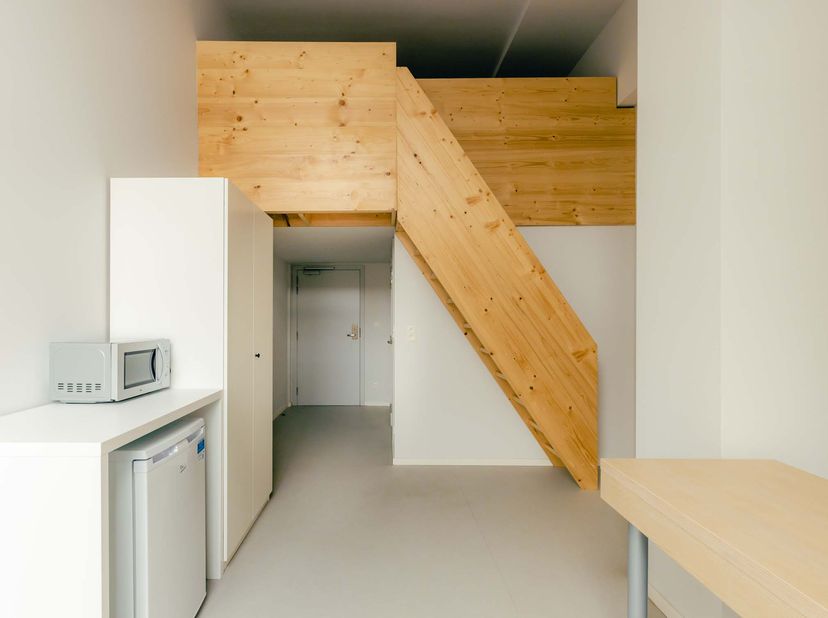 Dit ingerichte en lichtrijke kot van 38 m² in Luik is de ideale uitvalsbasis voor studenten.Met een plafondhoogte van 4 meter en grote ramen straalt d