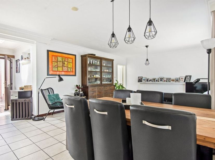 Maison de plain-pied prête à emménager avec 3 chambres, garage et jardin<br />
Cette maison familiale de 3 chambres est située dans un quartier calme