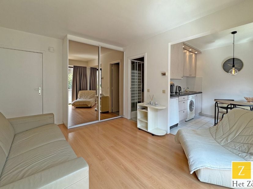 Studio agréable situé au 1er étage de la Leopoldlaan à Knokke, à quelques pas de la plage et de la digue. Il comprend un séjour lumineux avec un accès