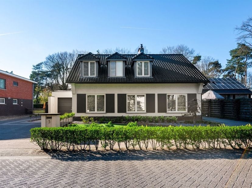 Gezinswoning met 3 slaapkamers, tuin en 2 garages op een perceel van 1.000 m²<br />
Gelijkvloers<br />
Via de inkomhal met gastentoilet betreedt u de
