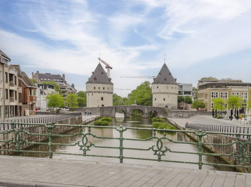 Bent u op zoek naar een stijlvol appartement op toplocatie in Kortrijk? Dan is dit volledig vernieuwde appartement aan de vernieuwde en verlaagde Leie