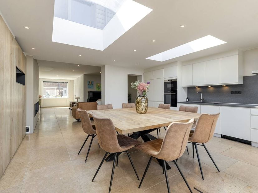 Deze charmante woning is centraal gelegen in Zwevegem, net buiten de stadskern, in een kindvriendelijke buurt met scholen op wandelafstand. Dankzij de