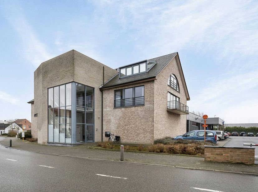 Bent u op zoek naar een solide investering met een bewezen rendement en groeipotentieel? Dit uitstekend gelegen appartementsgebouw nabij de prachtige