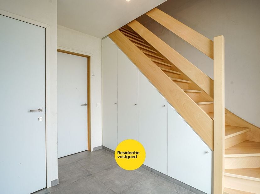 Recente halfopen woning te huur in Aartrijke. Deze woning bevat een inkomhal met apart toilet, toegang tot berging/ wasruimte, leefruimte met open keu