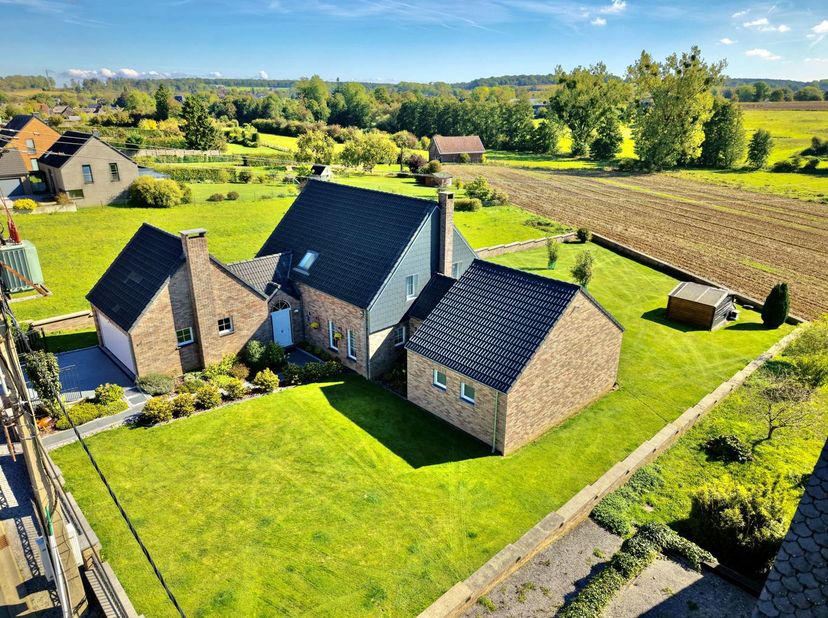 À VENDRE  Villa 4 façades à Gerpinnes :<br />
Découvrez cette magnifique villa spacieuse, lumineuse et parfaitement entretenue, construite en 2002, of
