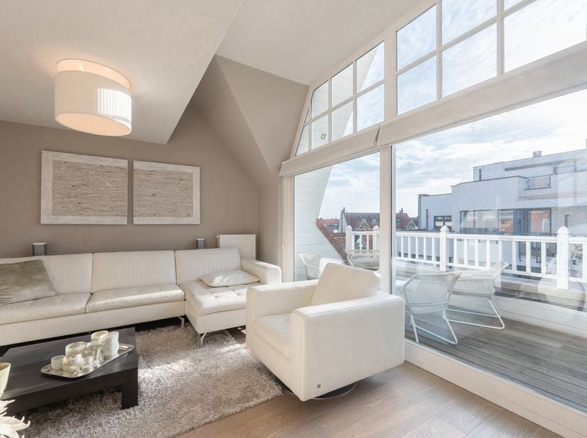 Zonnig en ruim duplex appartement met zuidgericht terras op wandelafstand van de winkels en het strand. Indeling: inkomhal met gastentoilet en vestiai