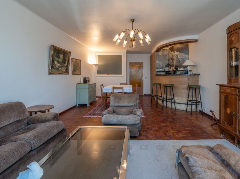 Ontdek dit te renoveren appartement met 3 slaapkamers op een uitzonderlijke ligging in Knokke. Gelegen op een toplocatie vlakbij het te vernieuwen cas