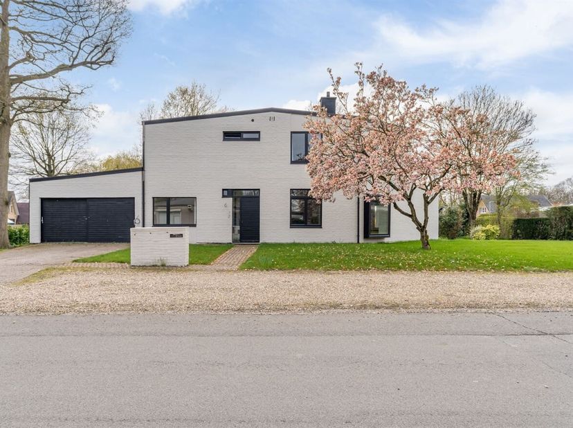 Bij het betreden van de woning komt u in de inkomhal met gastentoilet. Aansluitend bevindt zich een praktische bureauruimte, ideaal voor thuiswerk of