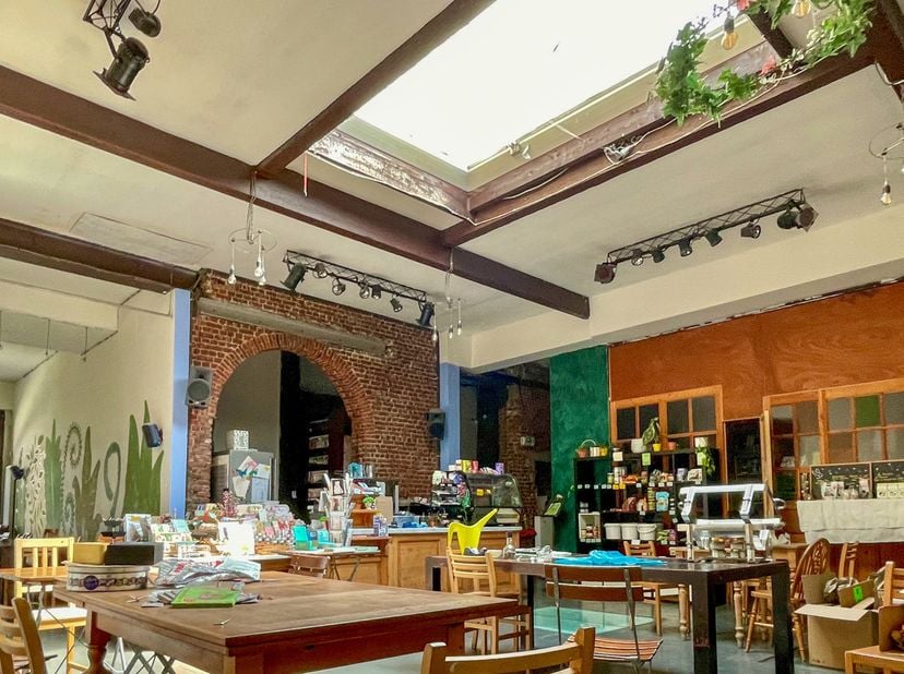 Située dans le quartier des Marolles, au cœur de Bruxelles, entre la rue Blaes et la rue Haute, cette surface commerciale bénéficie d’un emplacement s
