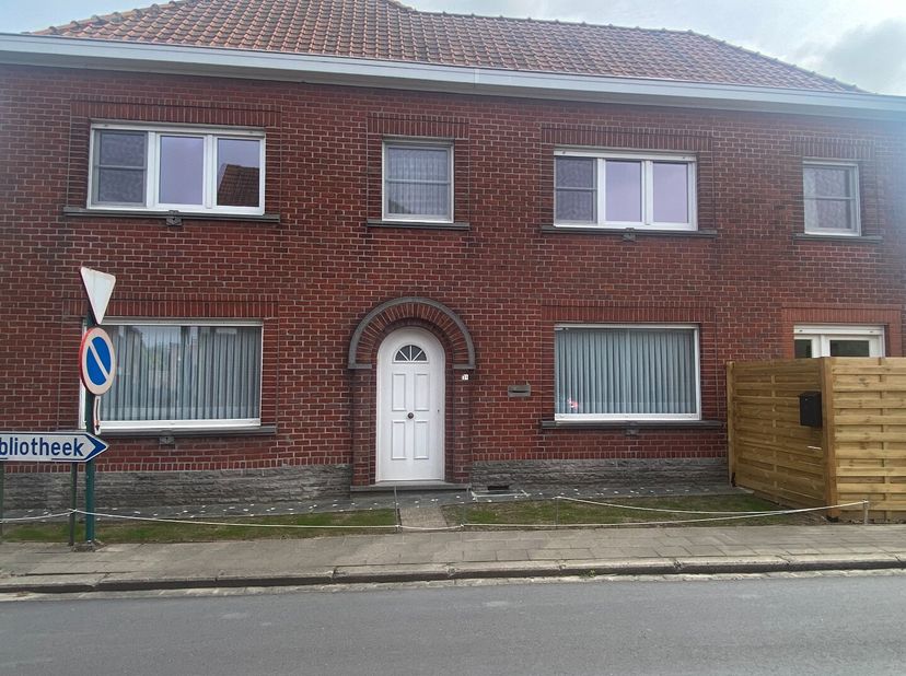 Bent u op zoek naar een ruime en comfortabele woning op een rustige locatie, maar toch dicht bij alle voorzieningen? Deze instapklare gezinswoning bev