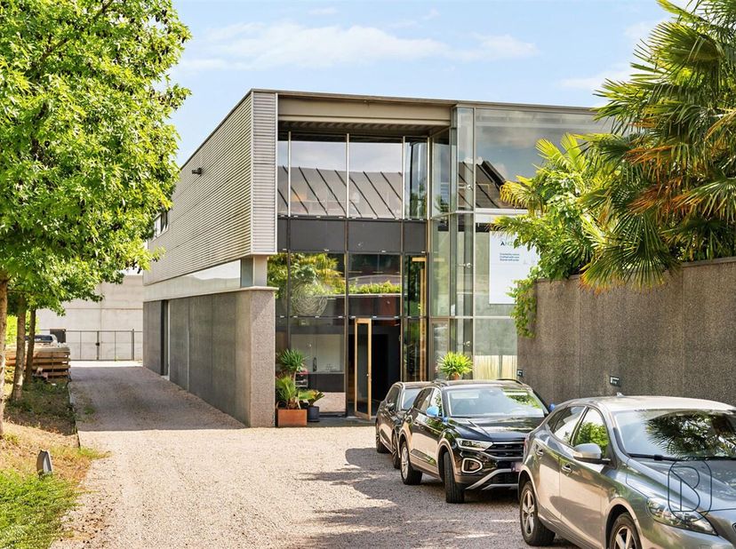 CHEF-D'UVRE ARCHITECTURAL CONTEMPORAIN À OUDENAARDE<br />
Ce bâtiment remarquable situé à Audenarde représente une opportunité d'investissement except