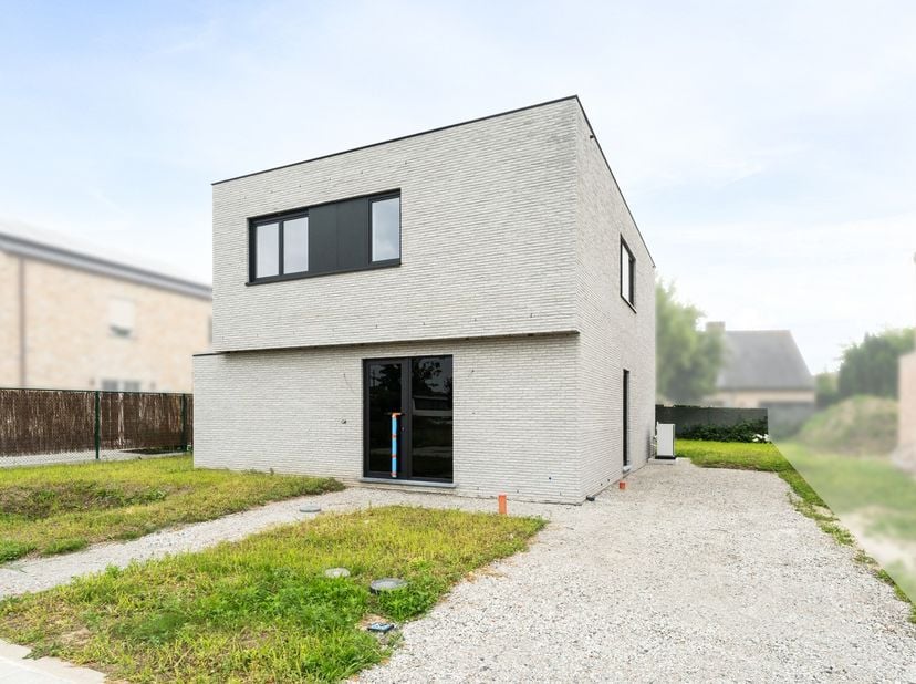In de Schrijnwerkersstraat in Kortemark, op fietsafstand van het centrum en het station van Kortemark, vinden we deze Moderne nieuwbouwwoning.&amp;nbsp;<b
