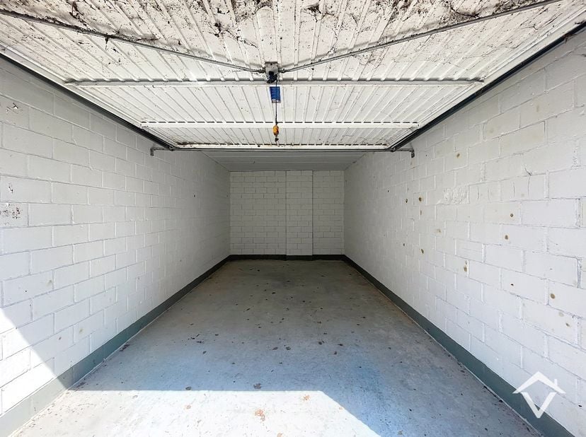 Ruime garage in het centrum van Ardooie! Zeer gemakkelijk te bereiken. Alles is kortbij gelegen. Kan gebruikt worden als bergplaats of garage.  <br />