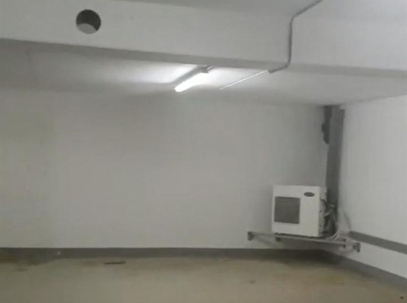 RHODE SAINT GENÈSE (avenue de la Forêt de Soignes) : Espace de stockage (grand sous-sol) de 80m²<br />
• Accès via porte régulière de 1m de large et d