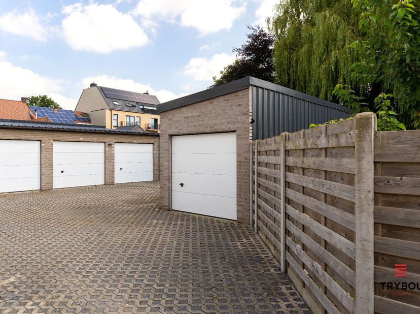 Centraal, doch rustig gelegen garagebox met manuele sectionaalpoort. <br />
<br />
Oppervlakte 17m²<br />
<br />
Bent u op zoek naar een garagebox te
