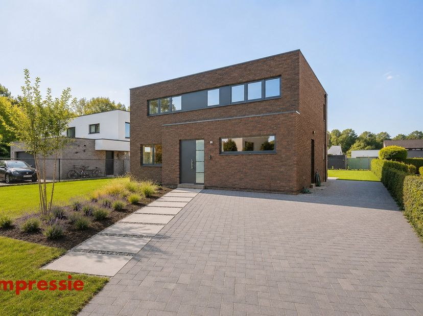 Deze vrijstaande nieuwbouwwoning, afgewerkt in 2025, combineert hedendaags wooncomfort, een doordachte indeling en uiterst energiezuinige prestaties (