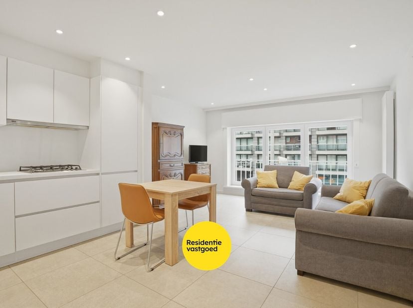 Instapklaar 2-slaapkamerappartement (59m²) in Nieuwpoort-Bad.<br />
Het appartement werd gerenoveerd in 2021-2022 en beschikt over een lichtrijke leef