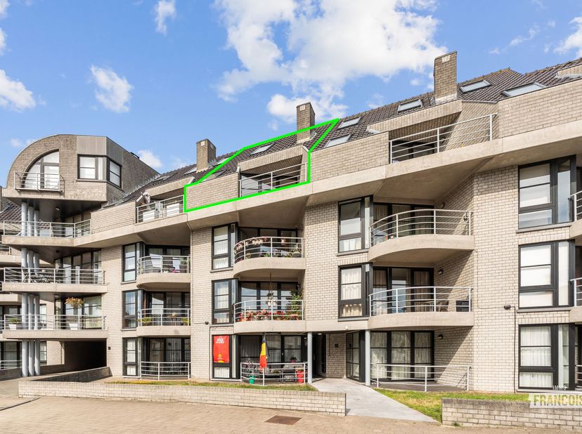 Vous recherchez un appartement spacieux où le confort dune maison se conjugue avec un emplacement calme ? Alors ce duplex clé sur porte, situé dans le