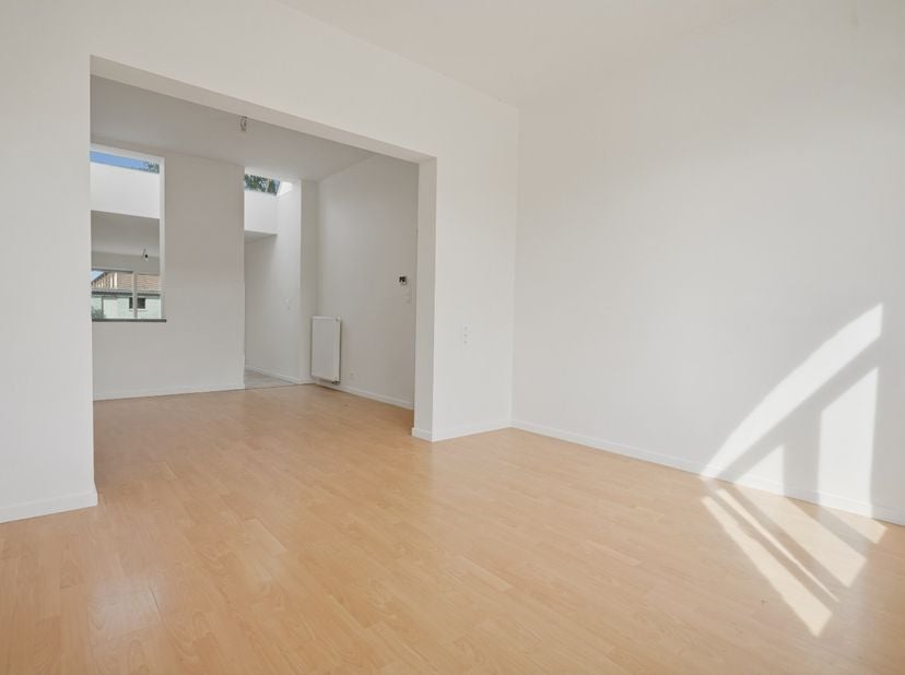 Deze recent gerenoveerde rijwoning is centraal gelegen aan het marktplein van Merkem en combineert hedendaags wooncomfort met het karakter van een aut