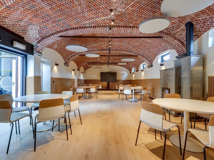 Wij nodigen u uit om dit prachtige herenhuis met ontvangstzalen van meer dan 600m² te ontdekken, gelegen in de buitenwijken van Doornik, waar charme,