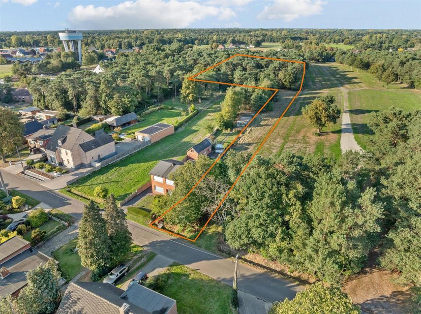 Bouwgrond HOB 1384m2 met achterliggend bos van 7560m2<br />
<br />
Belangrijkste troeven:<br />
- Ruim perceel bouwgrond halfopen bebouwing van 138