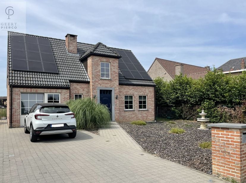 Deze charmante vrijstaande villa bevindt zich op een schitterend perceel van maar liefst 22a 93ca, centraal gelegen in het prachtige en groene Haspeng